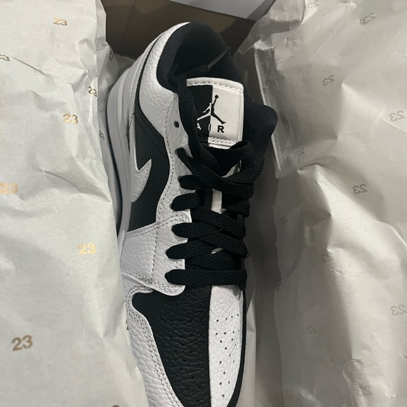 Jordan Low SE - Picture 3 of 4